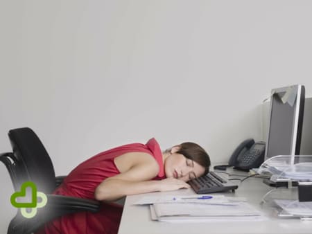 Девушка уснула на столе